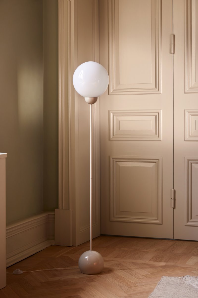 Ripley Beige lampadaire De Globen Lighting - Fabriquée en métal, cette lampe possède un dôme en verre blanc opale qui diffuse une lumière agréable.