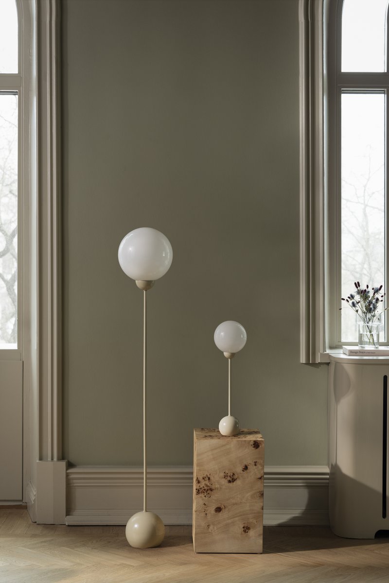 Ripley 52cm Beige lampe de table De Globen Lighting - Sa forme élancée et ses détails arrondis lui confèrent un style moderne et ludique, tandis que l'abat-jour diffuse une lumière douce et agréable.
