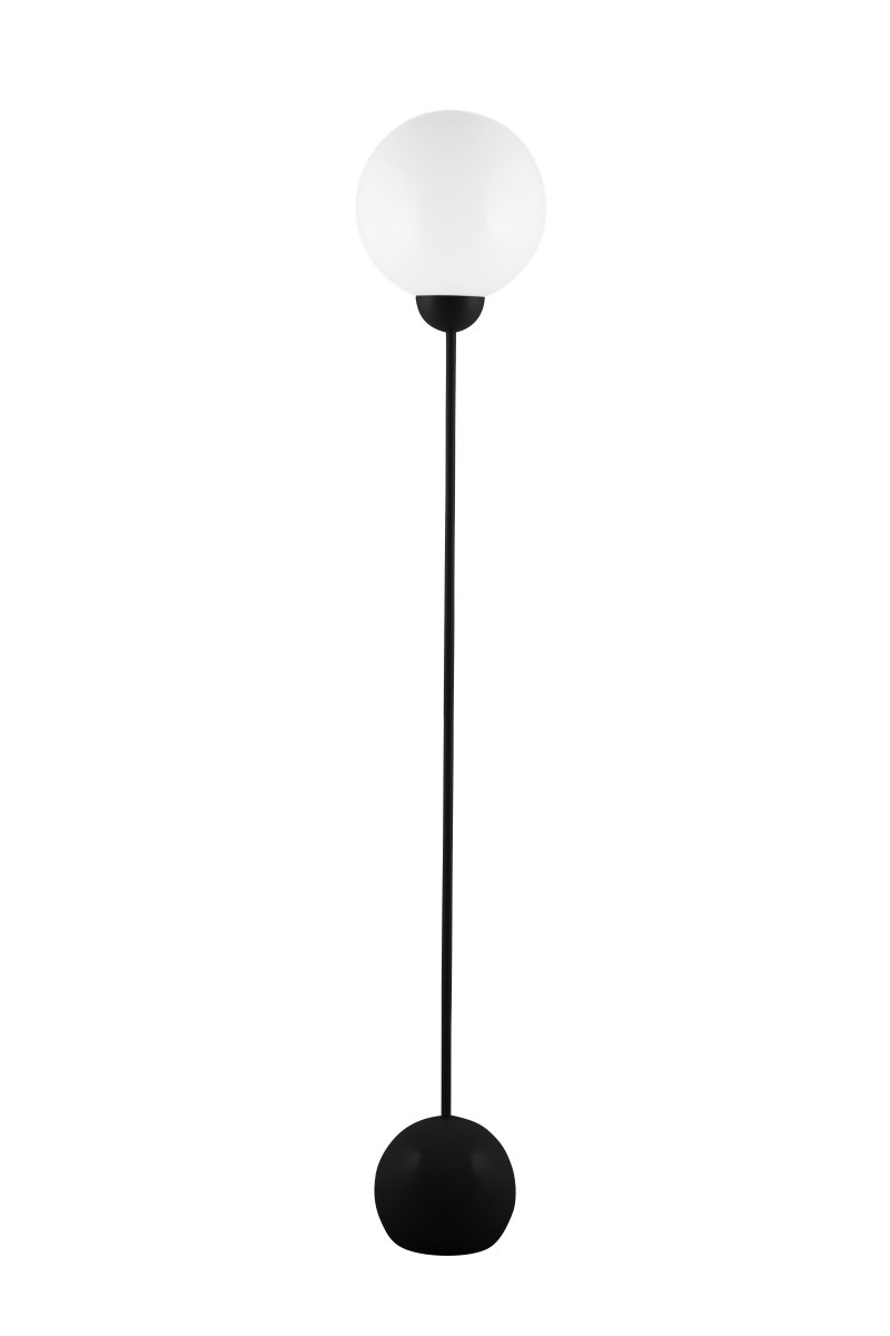 Ripley Noir lampadaire De Globen Lighting - Fabriquée en métal, cette lampe possède un dôme en verre blanc opale qui diffuse une lumière agréable.