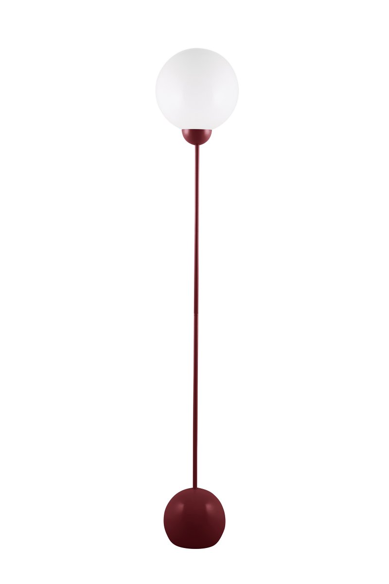 Ripley Bourgogne lampadaire De Globen Lighting - Sa silhouette &eacute;lanc&eacute;e et ses d&eacute;tails aux formes douces et arrondies lui conf&egrave;rent un style moderne et ludique.