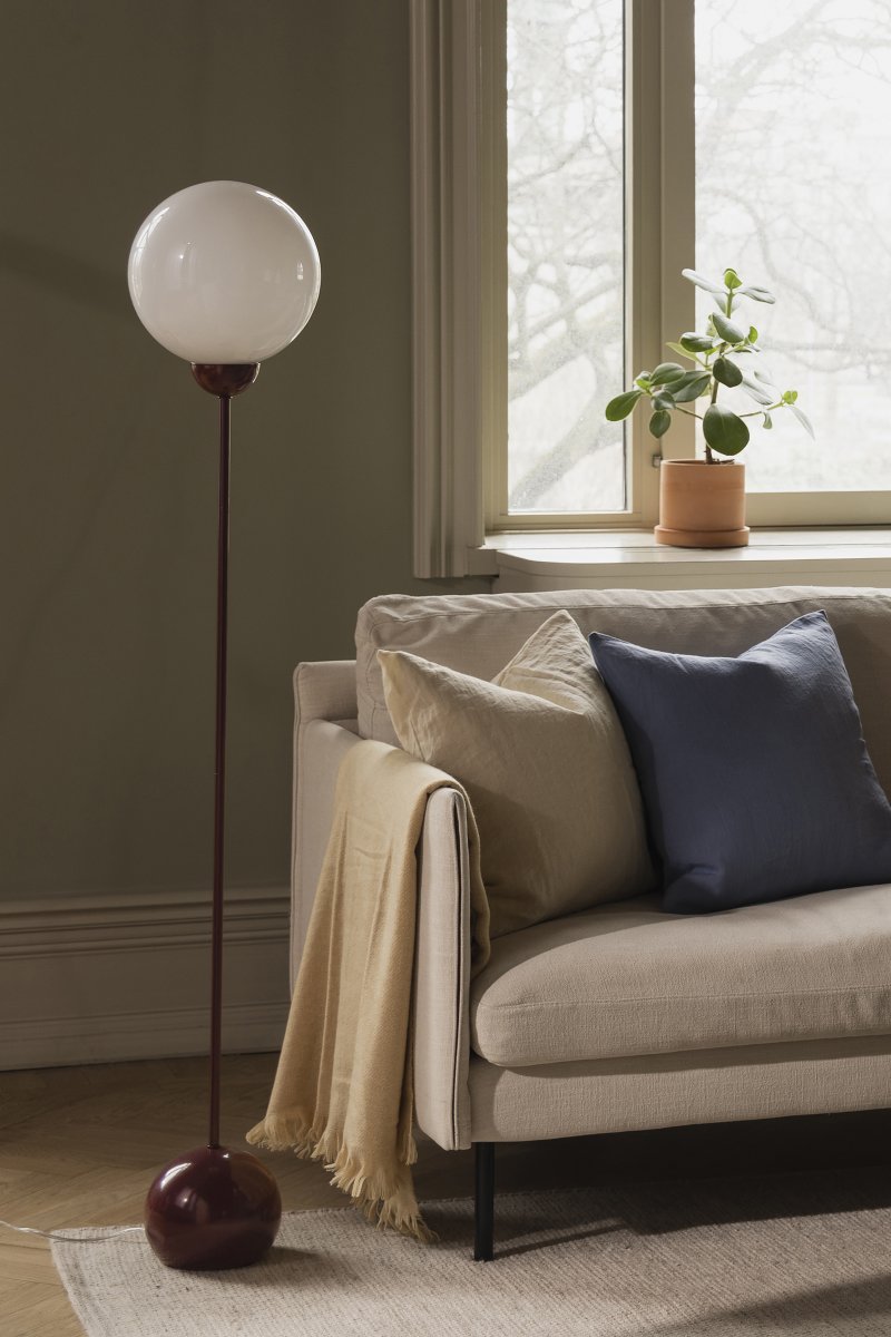 Ripley Bourgogne lampadaire De Globen Lighting - Sa silhouette &eacute;lanc&eacute;e et ses d&eacute;tails aux formes douces et arrondies lui conf&egrave;rent un style moderne et ludique.