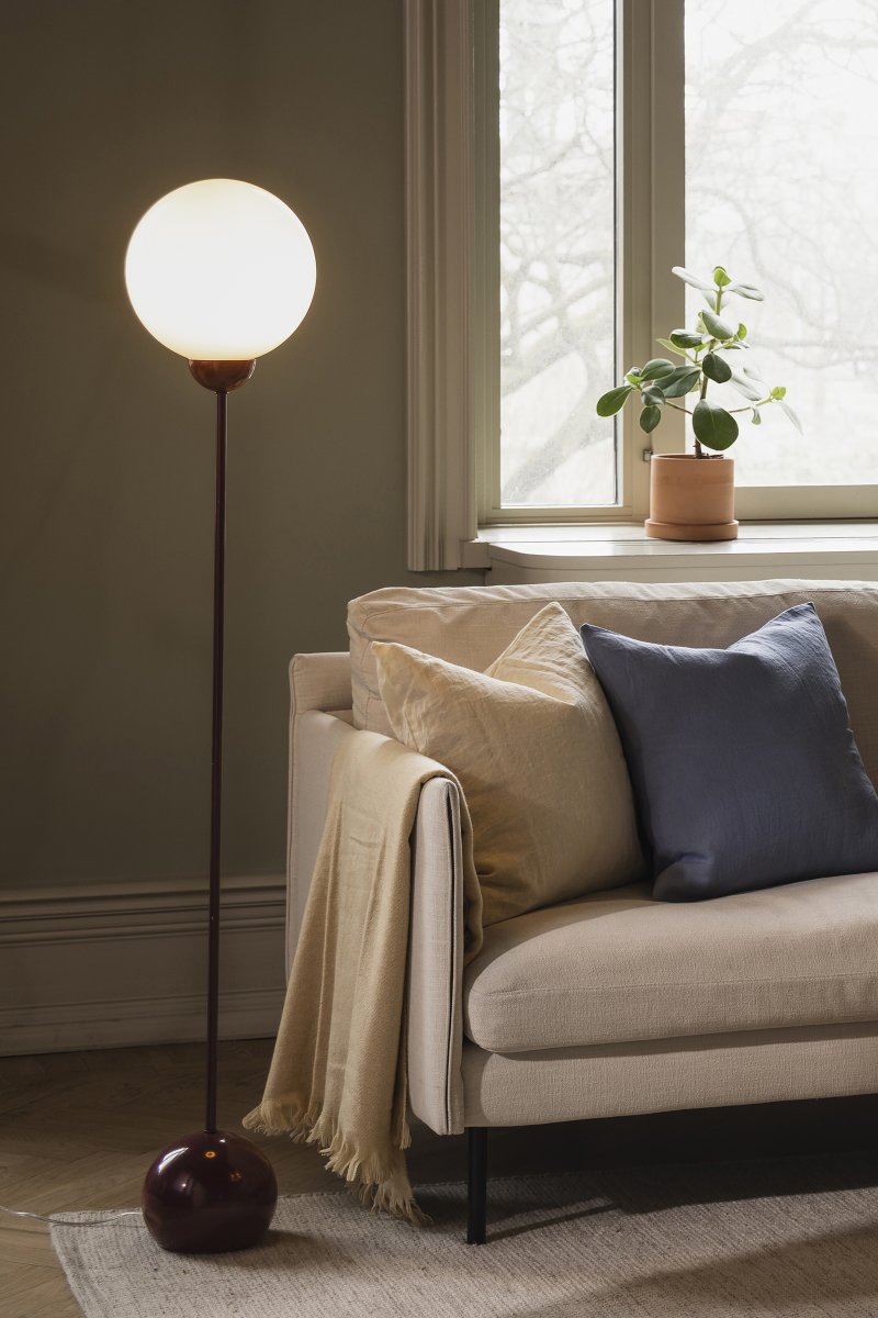 Ripley Bourgogne lampadaire De Globen Lighting - Sa silhouette &eacute;lanc&eacute;e et ses d&eacute;tails aux formes douces et arrondies lui conf&egrave;rent un style moderne et ludique.