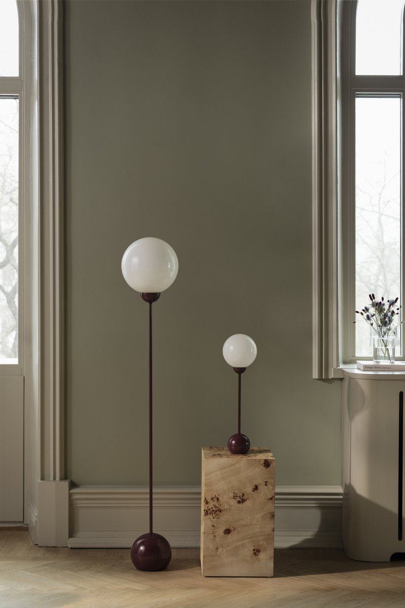 Ripley 52cm Bourgogne lampe de table De Globen Lighting - La lampe est fournie avec un câble transparent de 2 mètres, un interrupteur et une prise.