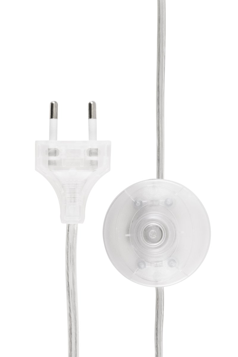 Ripley Bourgogne lampadaire De Globen Lighting - Sa silhouette &eacute;lanc&eacute;e et ses d&eacute;tails aux formes douces et arrondies lui conf&egrave;rent un style moderne et ludique.