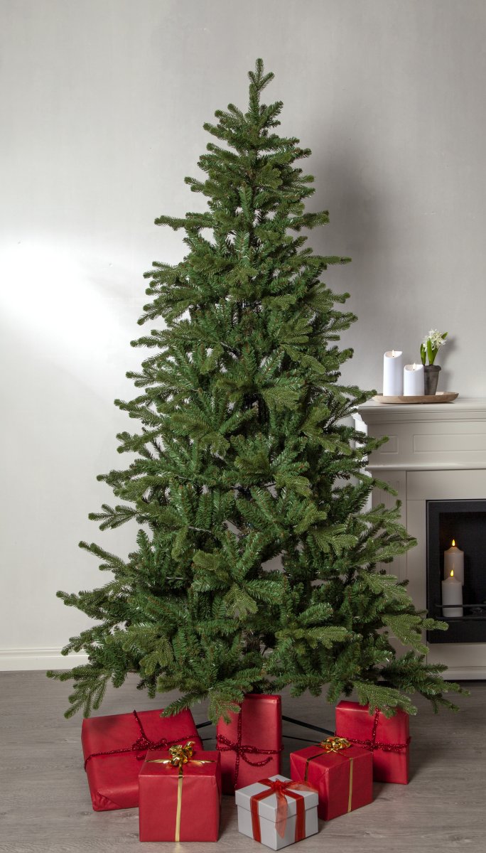 Hedvik 210cm Vert De Star Trading - Le sapin de No&euml;l Hedvik mesure 210 cm de haut et environ 130 cm de large.