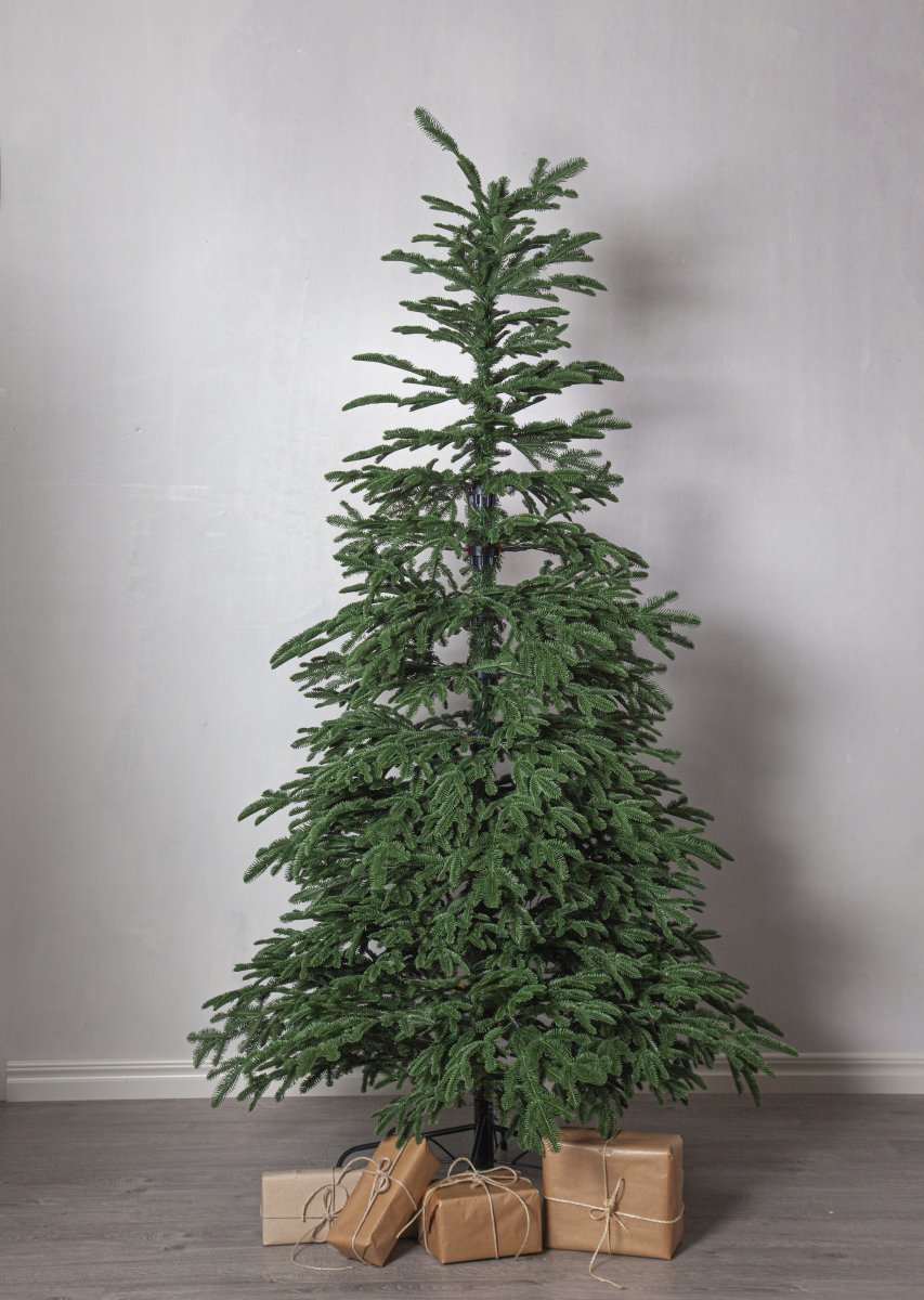 Edane 210cm Vert De Star Trading - Edane est un arbre artificiel r&eacute;aliste d'une hauteur de 210 cm et de branches l&eacute;g&egrave;rement tombantes dans une teinte vert fonc&eacute;.