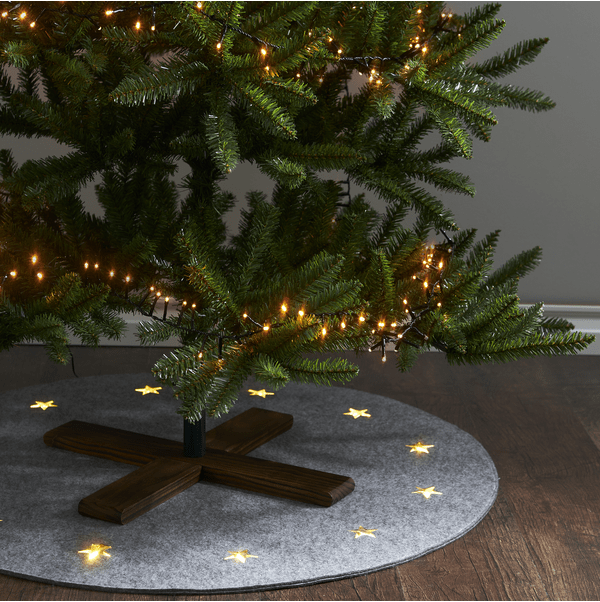 Arvika 210cm Vert De Star Trading - Il est livré avec un socle en bois brun foncé.