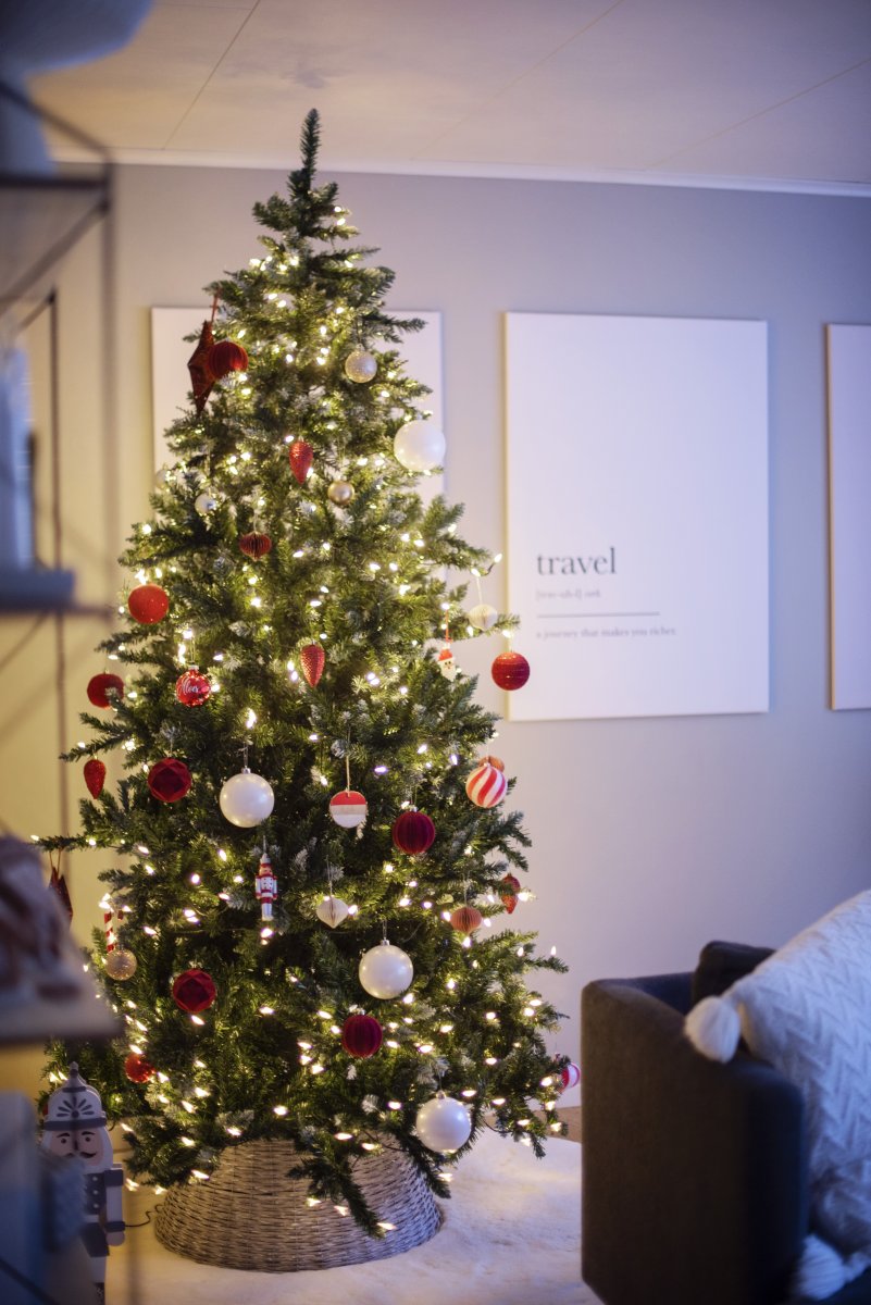 Vancouver 225cm Vert De Star Trading - Sapin de Noël vert avec des pointes légèrement blanches pour lui donner l'apparence d'un sapin de Noël.