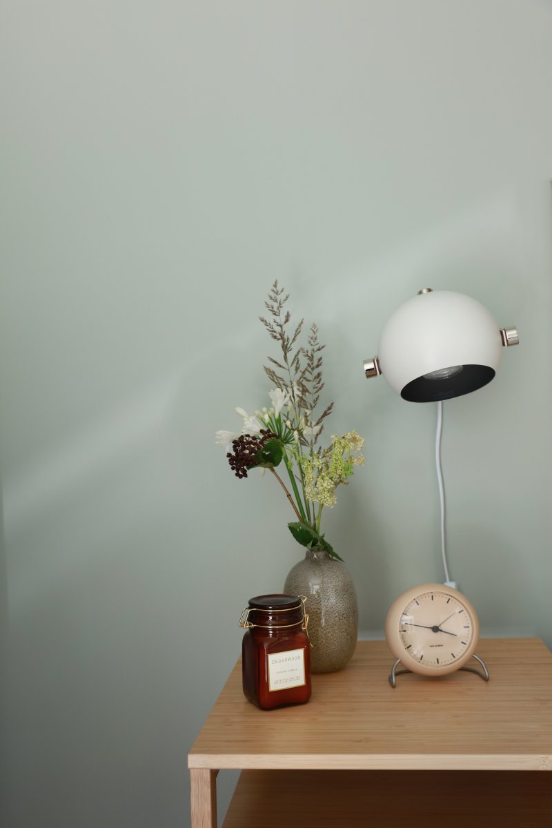 Bow Blanc lampe de lecture De Aneta Lighting - Applique Bow en métal peint en blanc avec détails en chrome et cuir noir.