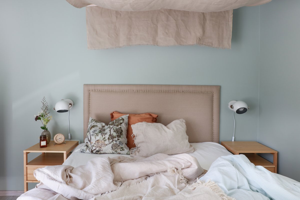 Bow Blanc lampe de lecture De Aneta Lighting - Applique Bow en métal peint en blanc avec détails en chrome et cuir noir.