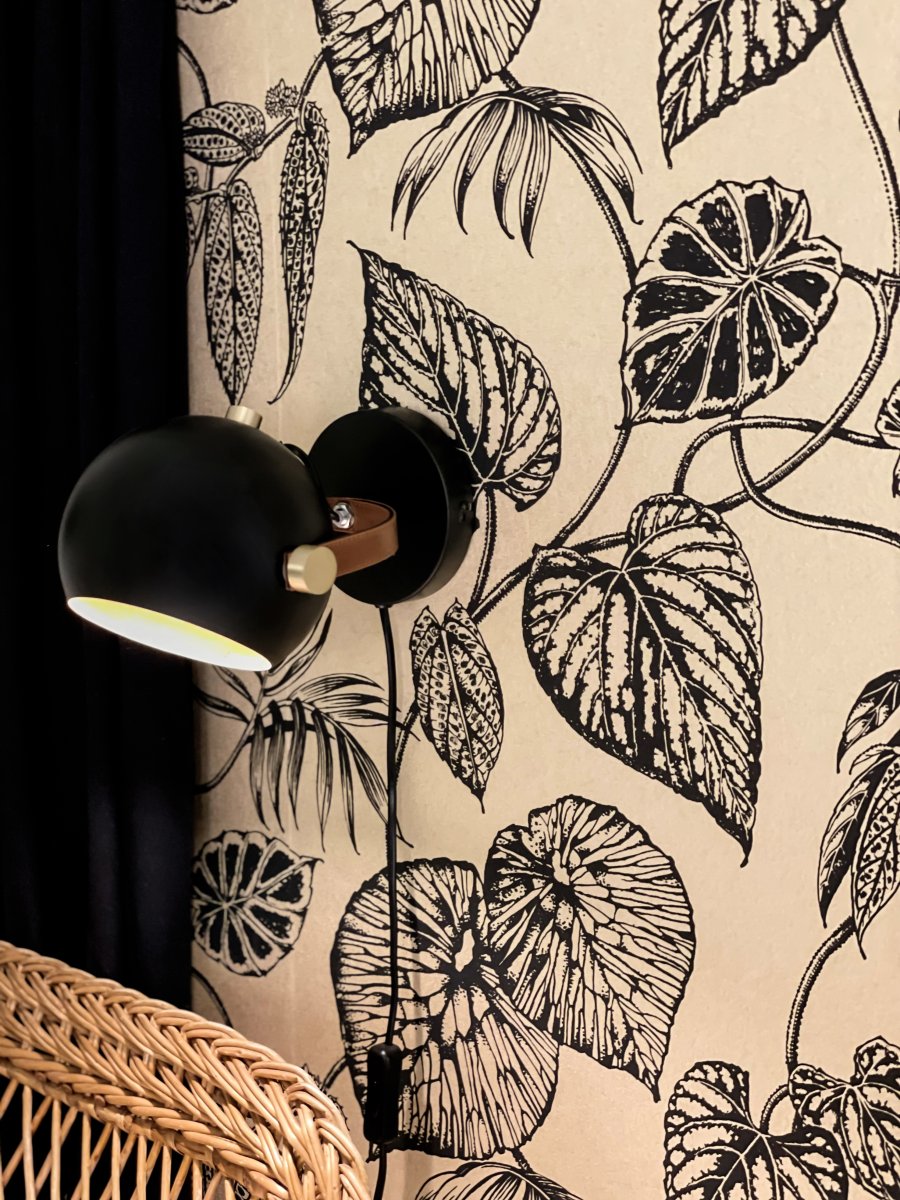 Bow Noir lampe de lecture De Aneta Lighting - Applique Bow en métal laqué noir avec détails en laiton et cuir marron.
