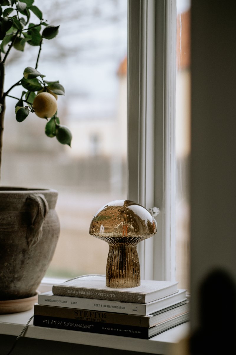 Fungo 20cm Brun lampe de table De Globen Lighting - Chaque lampe est souffl&eacute;e bouche et unique, ce qui entra&icirc;ne des variations de couleur, d'&eacute;paisseur du verre et de nombre de bulles.