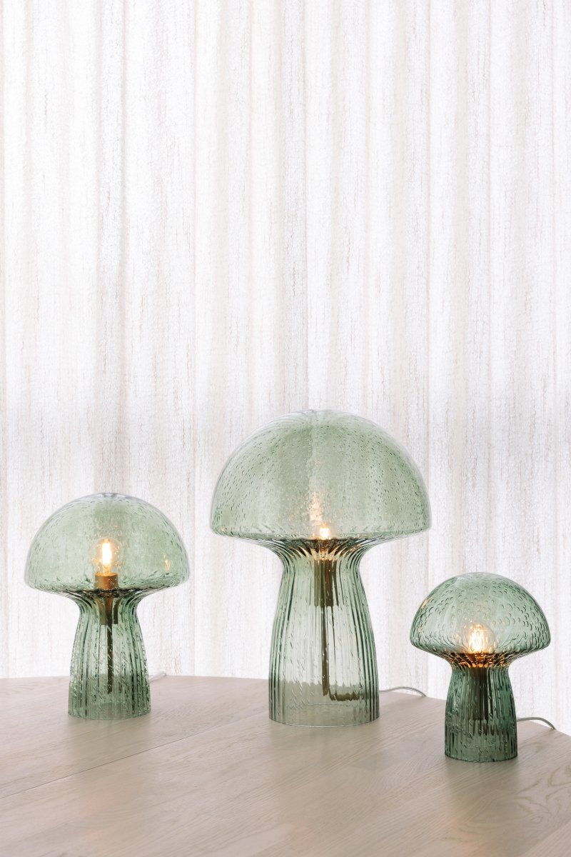 Fungo 42cm Vert lampe de table De Globen Lighting - Chaque lampe est soufflée bouche et unique, ce qui entraîne des variations de couleur, d'épaisseur du verre et de nombre de bulles.