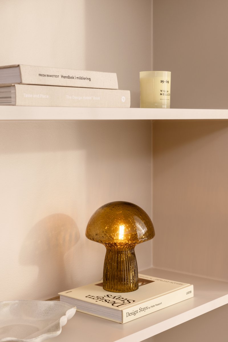 Fungo 20cm Brun lampe de table De Globen Lighting - Chaque lampe est souffl&eacute;e bouche et unique, ce qui entra&icirc;ne des variations de couleur, d'&eacute;paisseur du verre et de nombre de bulles.