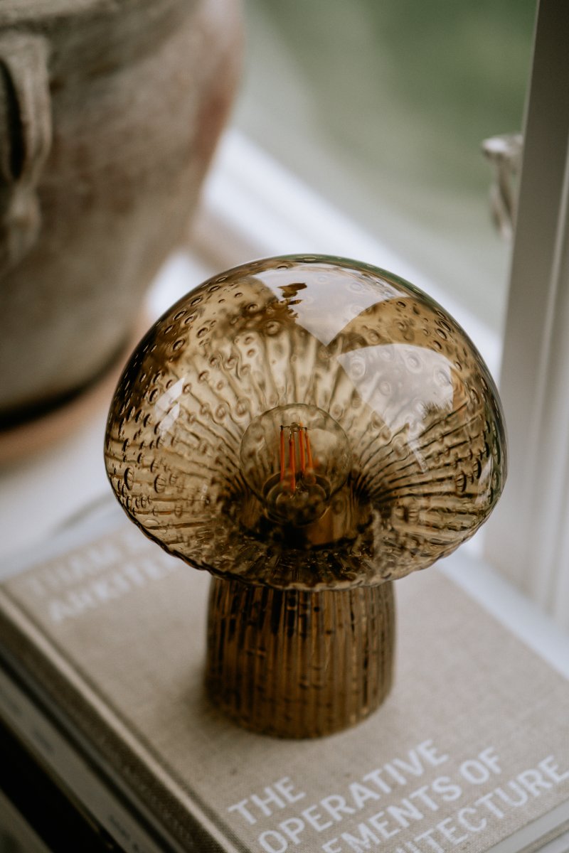 Fungo 20cm Brun lampe de table De Globen Lighting - Chaque lampe est souffl&eacute;e bouche et unique, ce qui entra&icirc;ne des variations de couleur, d'&eacute;paisseur du verre et de nombre de bulles.