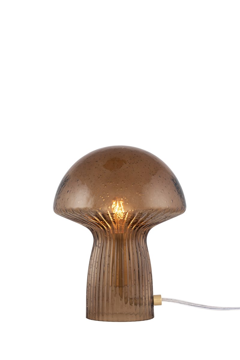 Fungo 20cm Brun lampe de table De Globen Lighting - Chaque lampe est souffl&eacute;e bouche et unique, ce qui entra&icirc;ne des variations de couleur, d'&eacute;paisseur du verre et de nombre de bulles.