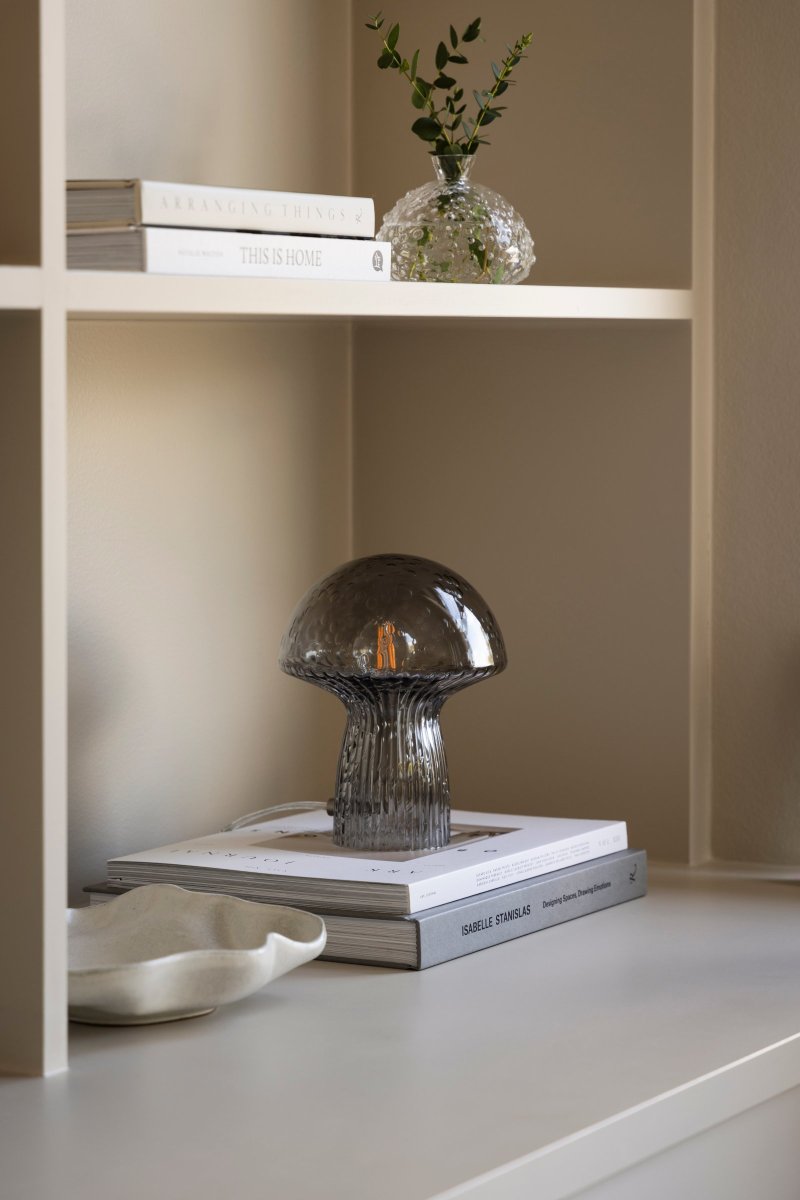 Fungo 20cm Couleur fumée lampe de table De Globen Lighting - Chaque lampe est souffl&eacute;e bouche et unique, ce qui entra&icirc;ne des variations de couleur, d'&eacute;paisseur du verre et de nombre de bulles.
