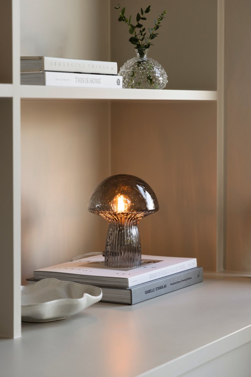 Fungo 20cm Couleur fumée lampe de table De Globen Lighting - Chaque lampe est souffl&eacute;e bouche et unique, ce qui entra&icirc;ne des variations de couleur, d'&eacute;paisseur du verre et de nombre de bulles.