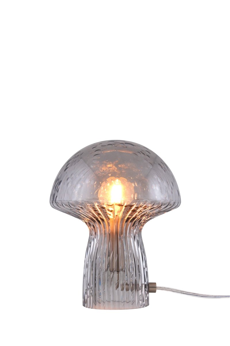 Fungo 20cm Couleur fumée lampe de table De Globen Lighting - Chaque lampe est souffl&eacute;e bouche et unique, ce qui entra&icirc;ne des variations de couleur, d'&eacute;paisseur du verre et de nombre de bulles.