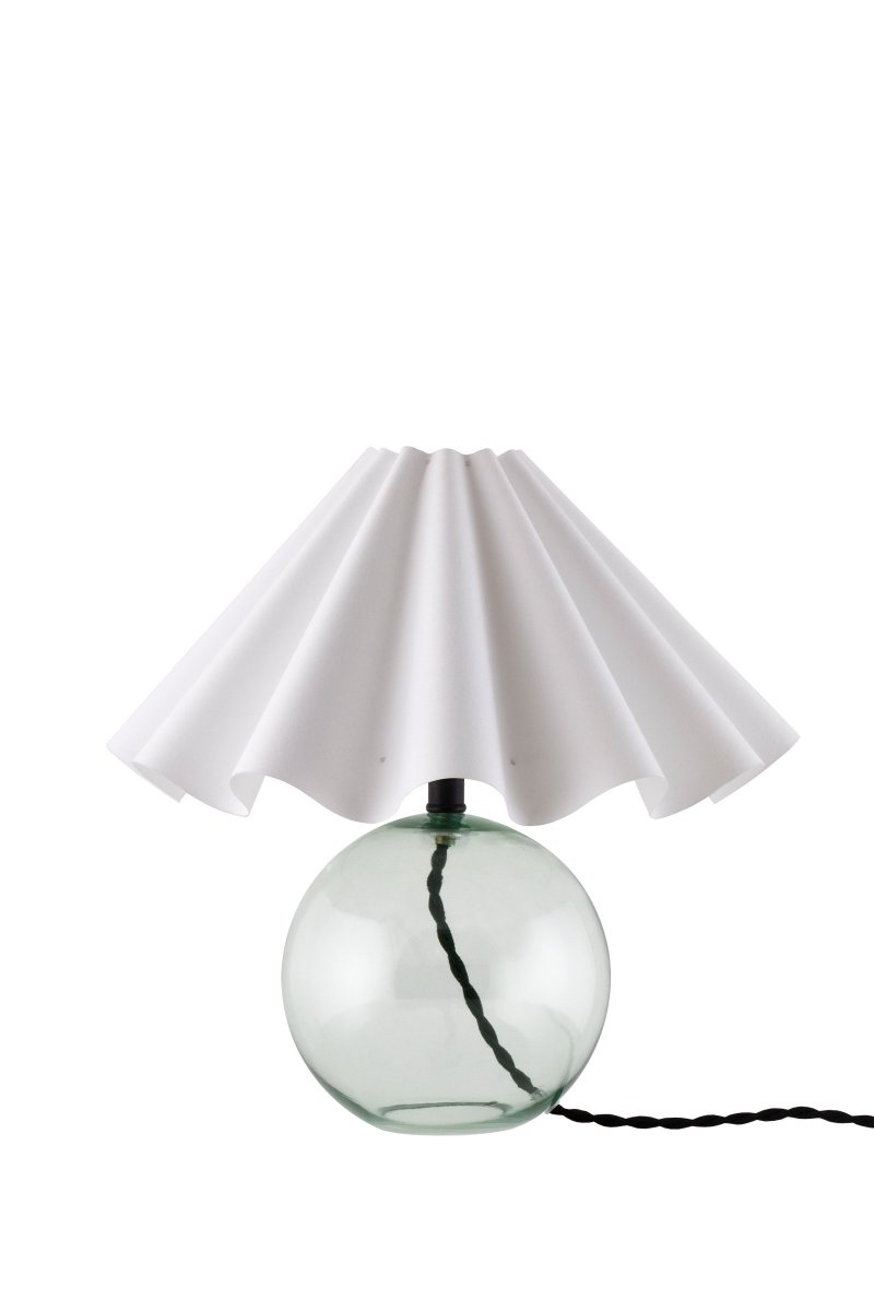 Judith 28cm Vert lampe de table De Globen Lighting - La base de la lampe est en verre vert fin teint&eacute; et poss&egrave;de un support de lampe en m&eacute;tal noir assorti au c&acirc;ble noir.