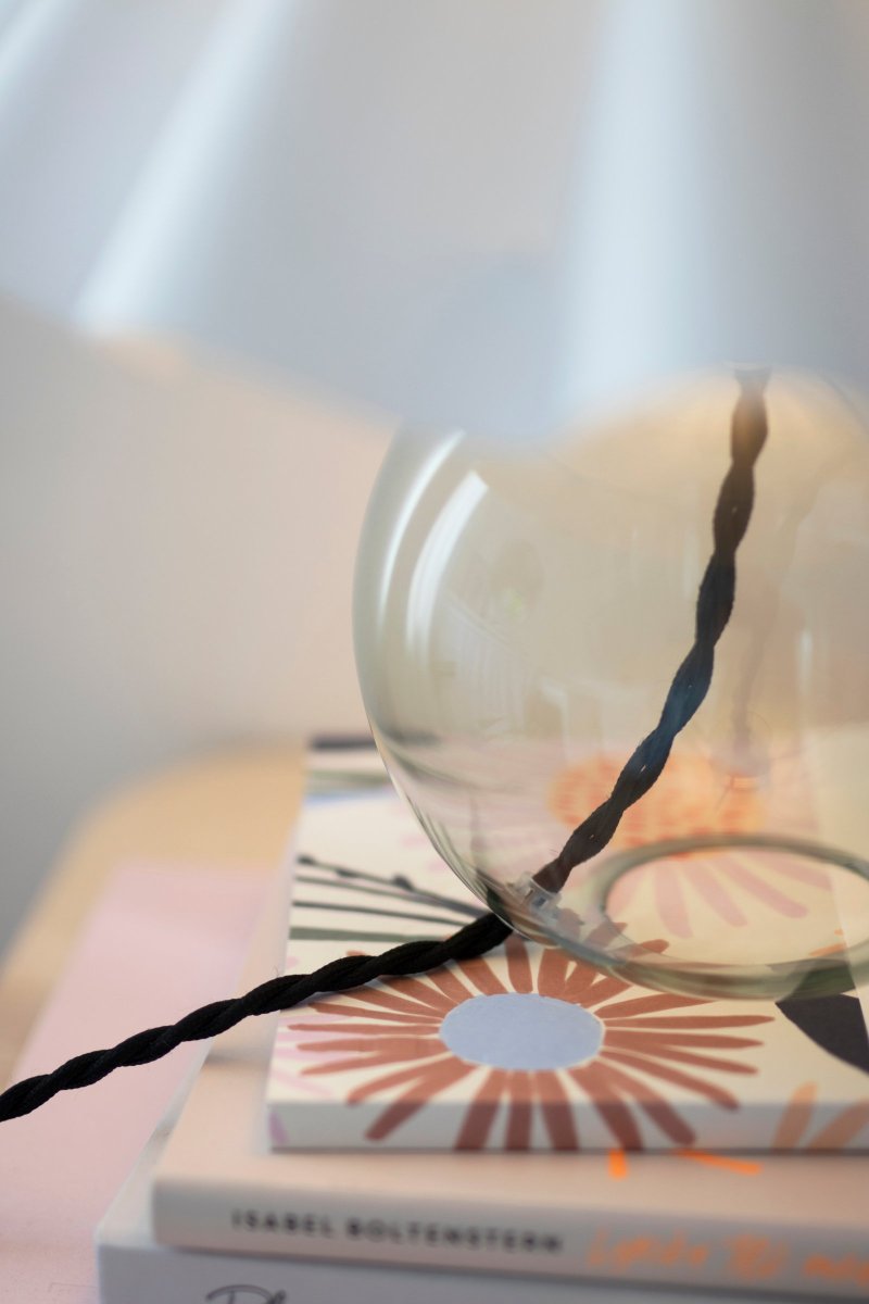 Judith 28cm Vert lampe de table De Globen Lighting - La base de la lampe est en verre vert fin teint&eacute; et poss&egrave;de un support de lampe en m&eacute;tal noir assorti au c&acirc;ble noir.