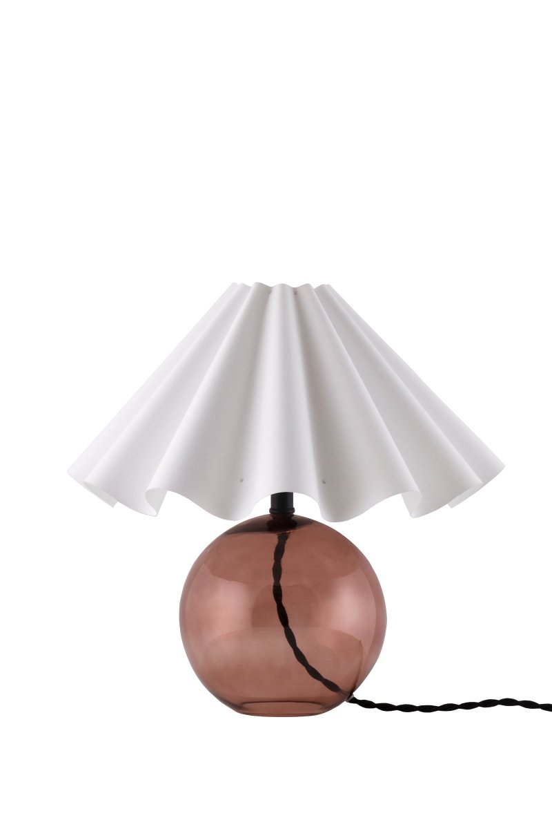 Judith 28cm Brun lampe de table De Globen Lighting - La base de la lampe est en verre marron et possède un support de lampe en métal noir assorti au câble noir.
