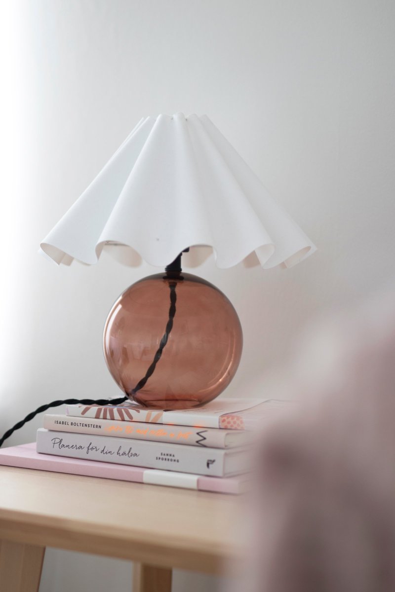Judith 28cm Brun lampe de table De Globen Lighting - La base de la lampe est en verre marron et possède un support de lampe en métal noir assorti au câble noir.