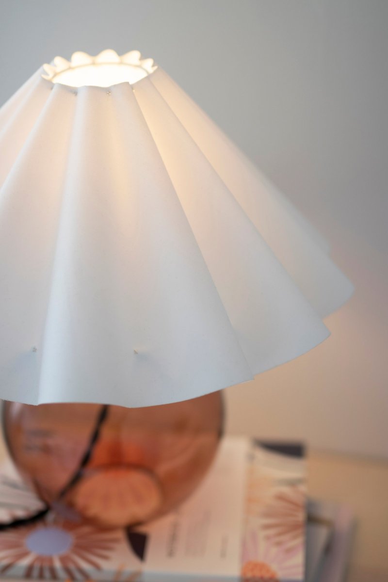 Judith 28cm Brun lampe de table De Globen Lighting - La base de la lampe est en verre marron et possède un support de lampe en métal noir assorti au câble noir.