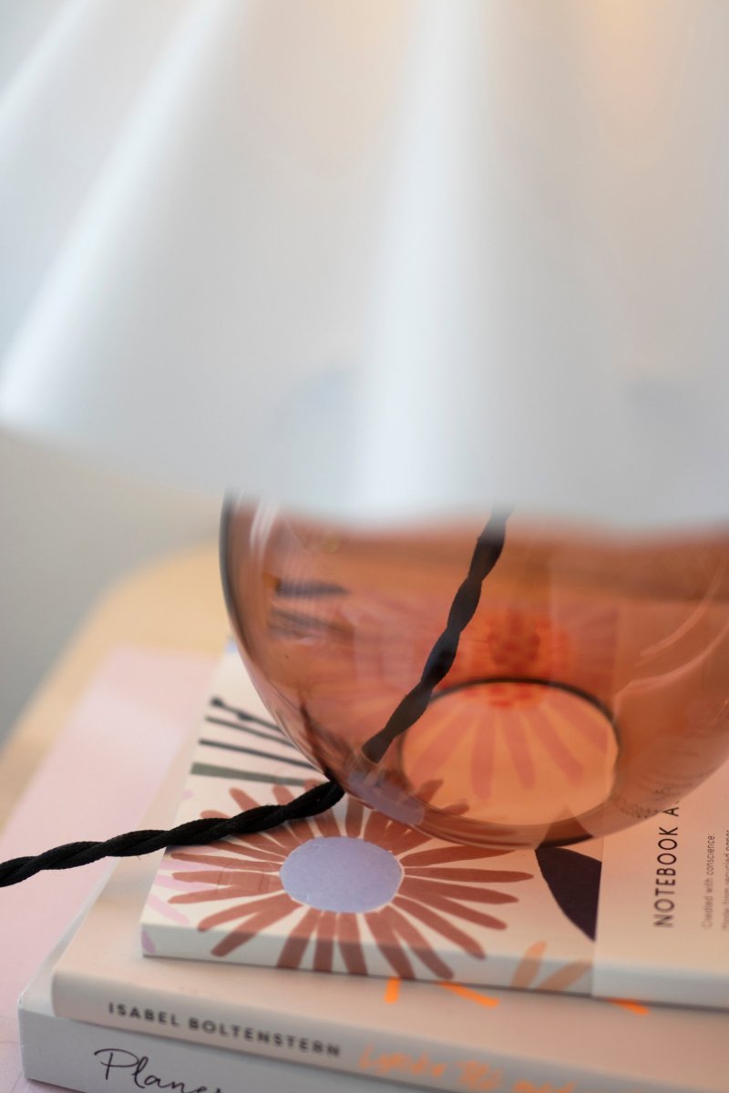 Judith 28cm Brun lampe de table De Globen Lighting - La base de la lampe est en verre marron et possède un support de lampe en métal noir assorti au câble noir.