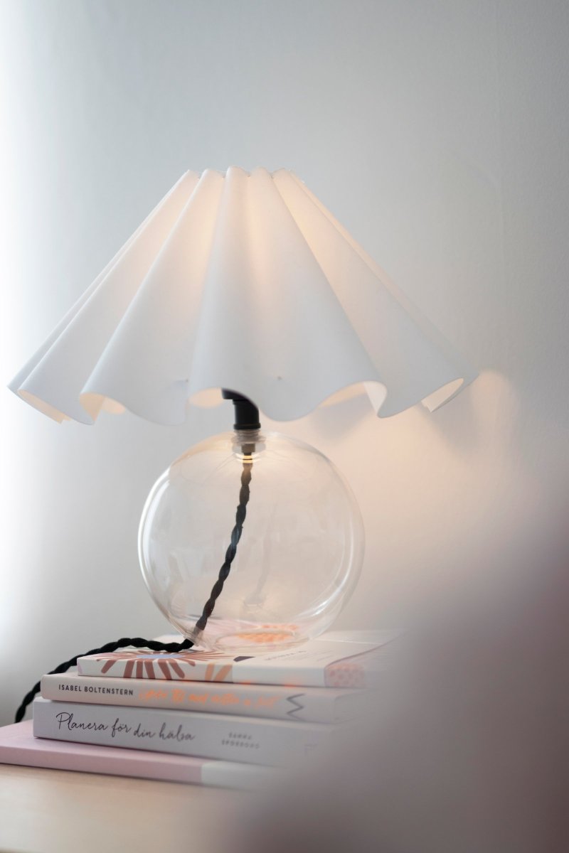 Judith 28cm Clair lampe de table De Globen Lighting - La base de la lampe est en verre transparent et possède un support de lampe en métal noir assorti au câble noir.