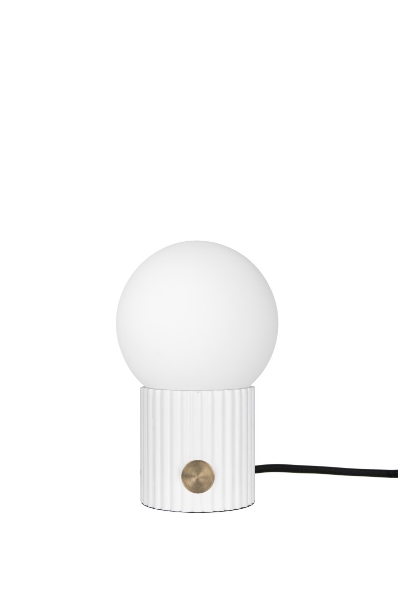 Hubble 24cm Blanc lampe de table De Globen Lighting - Hubble est une magnifique lampe de table &agrave; la surface nervur&eacute;e et &agrave; l'abat-jour en verre blanc mat qui diffuse une lumi&egrave;re agr&eacute;able.