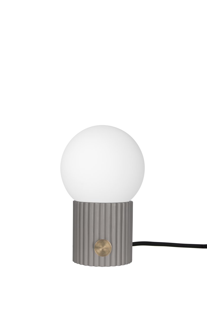Hubble 24cm Gris lampe de table De Globen Lighting - Hubble est une magnifique lampe de table &agrave; la surface nervur&eacute;e et &agrave; l'abat-jour en verre blanc mat qui diffuse une lumi&egrave;re agr&eacute;able.
