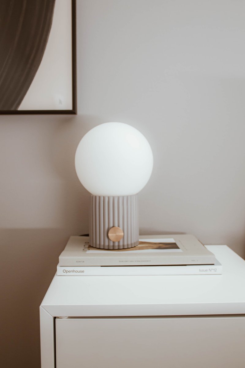 Hubble 24cm Gris lampe de table De Globen Lighting - Hubble est une magnifique lampe de table &agrave; la surface nervur&eacute;e et &agrave; l'abat-jour en verre blanc mat qui diffuse une lumi&egrave;re agr&eacute;able.