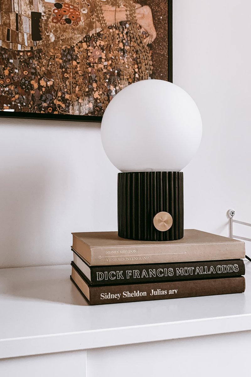 Hubble 24cm Noir lampe de table De Globen Lighting - Hubble est une magnifique lampe de table &agrave; la surface nervur&eacute;e et &agrave; l'abat-jour en verre blanc mat qui diffuse une lumi&egrave;re agr&eacute;able.