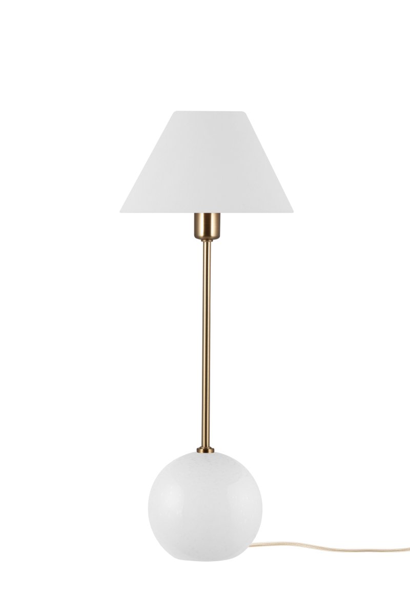 Iris 50cm Blanc lampe de table De Globen Lighting - Iris est une magnifique lampe de table en verre color&eacute; avec bulles d'air souffl&eacute;es, accompagn&eacute;e d'un abat-jour en coton assorti, dont la partie sup&eacute;rieure est s&egrave;che et assortie au pied.