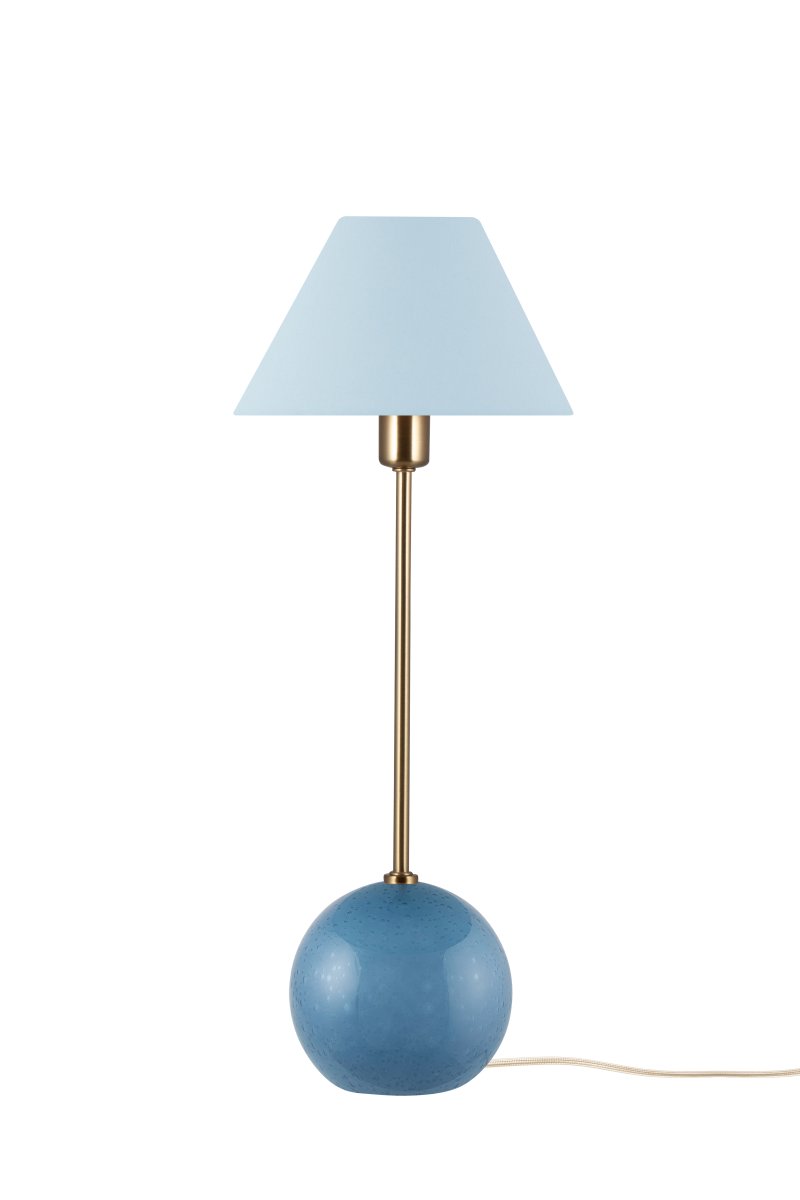 Iris 50cm Bleu lampe de table De Globen Lighting - Iris est une magnifique lampe de table en verre color&eacute; avec bulles d'air souffl&eacute;es, accompagn&eacute;e d'un abat-jour en coton assorti, dont la partie sup&eacute;rieure est s&egrave;che et assortie &agrave; la base.