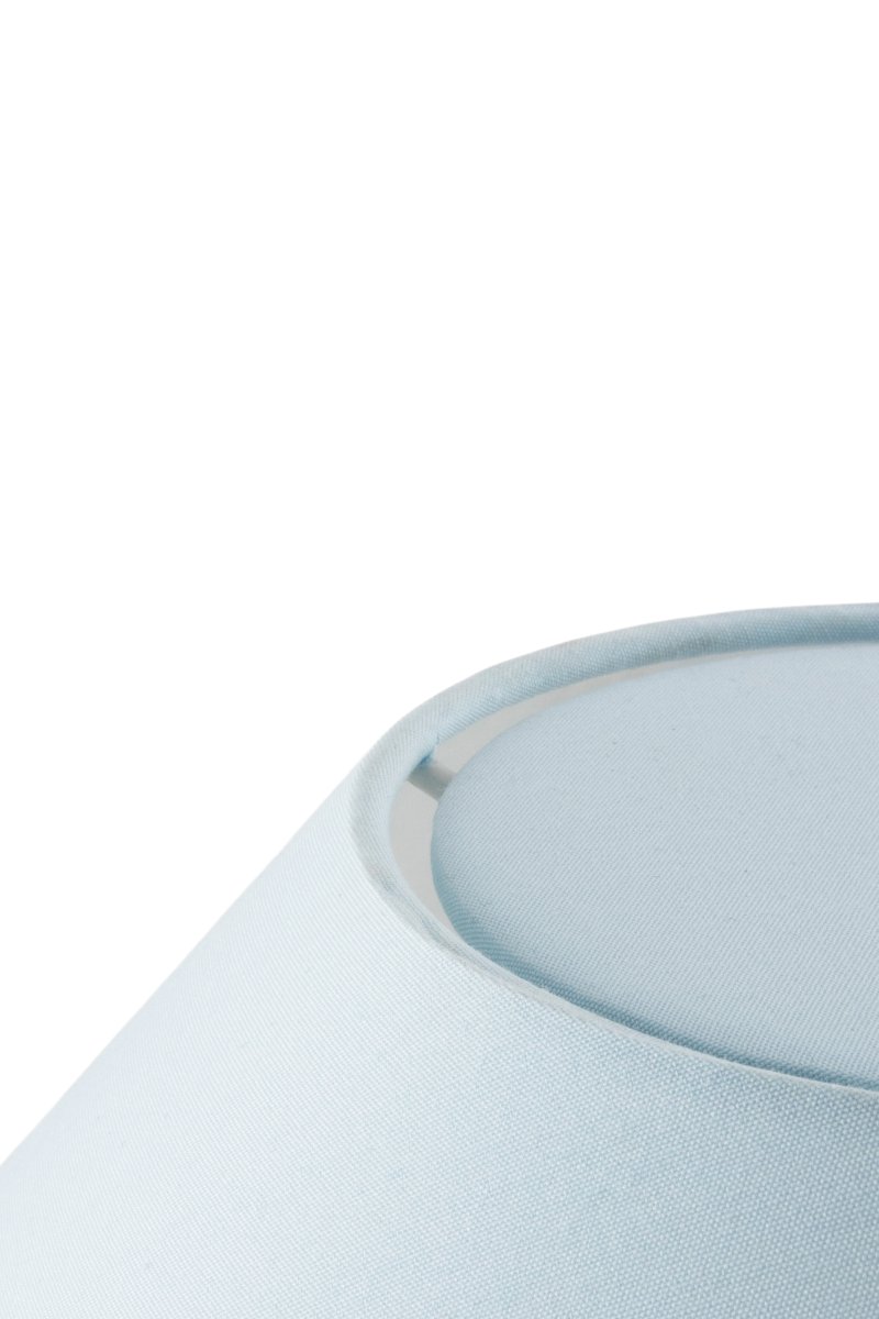 Iris 50cm Bleu lampe de table De Globen Lighting - Iris est une magnifique lampe de table en verre color&eacute; avec bulles d'air souffl&eacute;es, accompagn&eacute;e d'un abat-jour en coton assorti, dont la partie sup&eacute;rieure est s&egrave;che et assortie &agrave; la base.