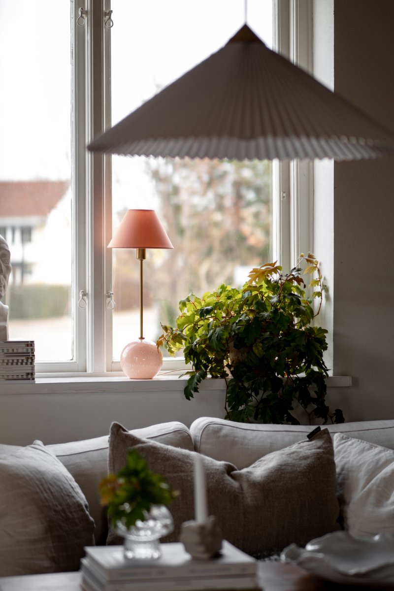 Iris 50cm Rose lampe de table De Globen Lighting - Iris est une magnifique lampe de table en verre color&eacute; &agrave; bulles souffl&eacute;es, avec un abat-jour en coton sec assorti &agrave; la base.