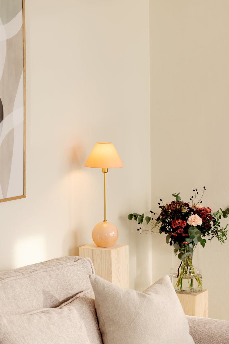 Iris 50cm Rose lampe de table De Globen Lighting - Iris est une magnifique lampe de table en verre color&eacute; &agrave; bulles souffl&eacute;es, avec un abat-jour en coton sec assorti &agrave; la base.