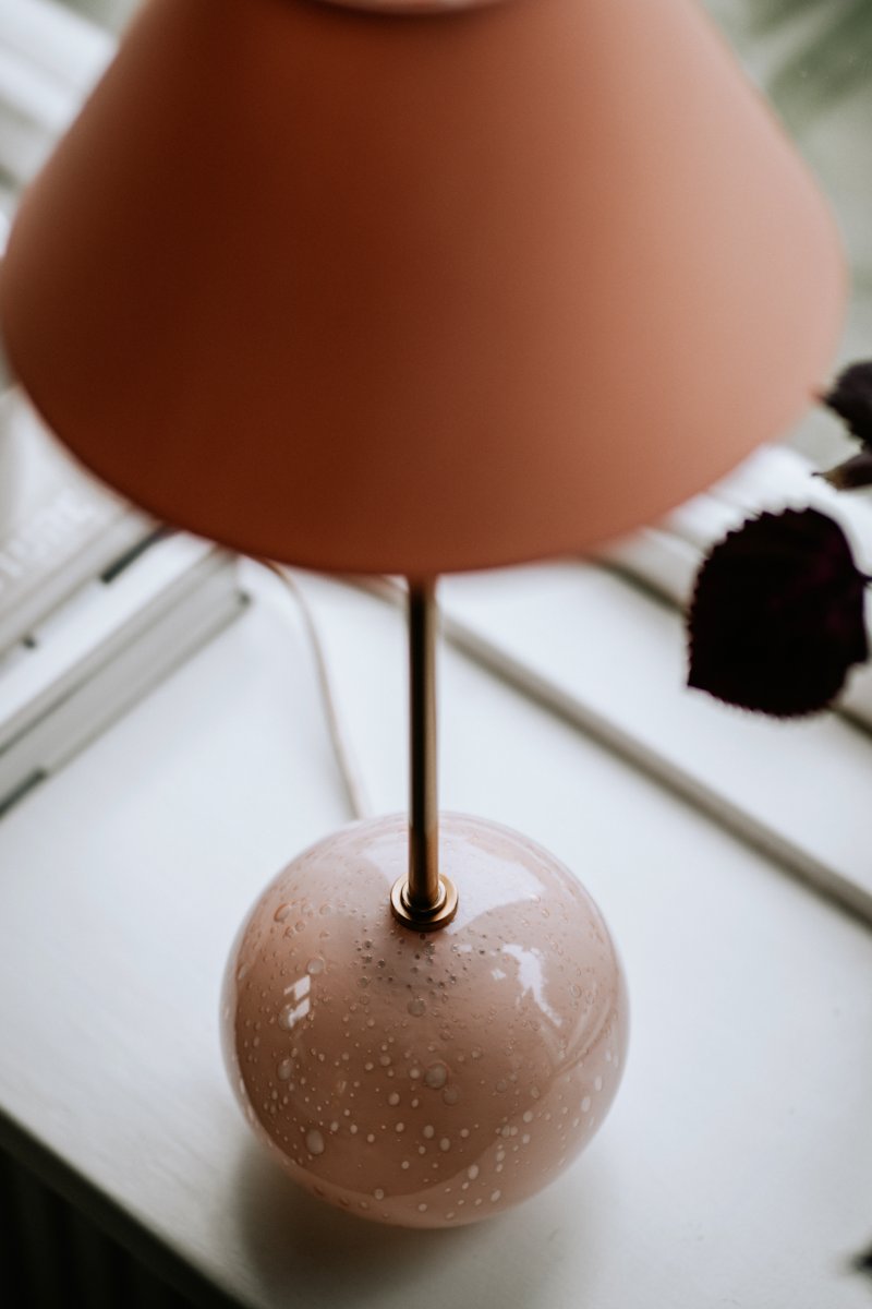 Iris 50cm Rose lampe de table De Globen Lighting - Iris est une magnifique lampe de table en verre color&eacute; &agrave; bulles souffl&eacute;es, avec un abat-jour en coton sec assorti &agrave; la base.