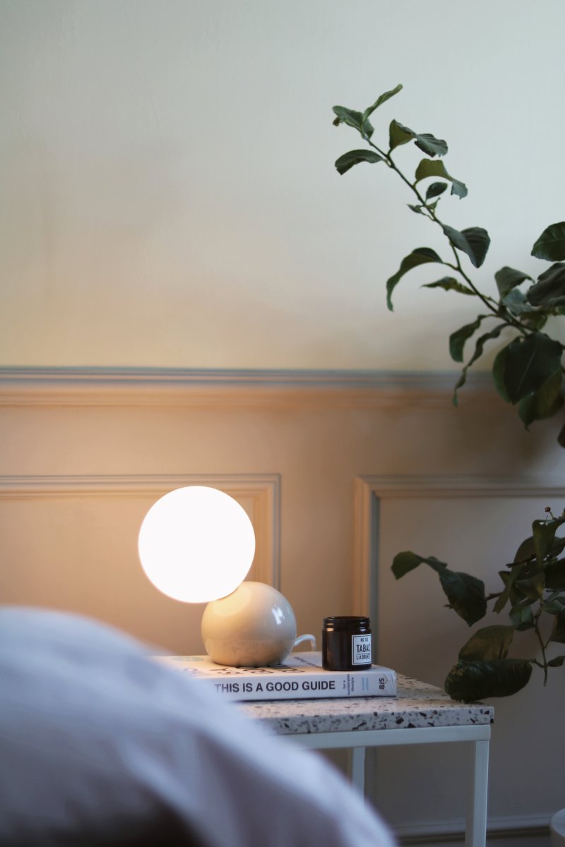 Ripley 17cm Beige lampe de table De Globen Lighting - Le c&acirc;ble de 2 m avec interrupteur et prise est inclus.