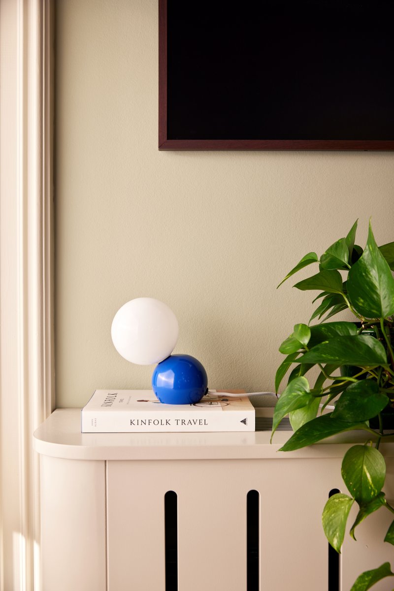 Ripley 17cm Bleu lampe de table De Globen Lighting - Le c&acirc;ble de 2 m avec interrupteur et prise est inclus.