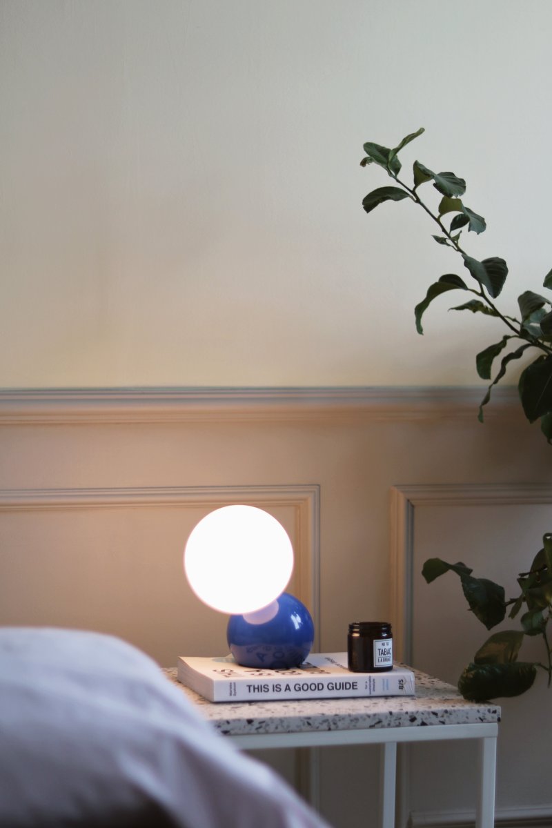 Ripley 17cm Bleu lampe de table De Globen Lighting - Le c&acirc;ble de 2 m avec interrupteur et prise est inclus.