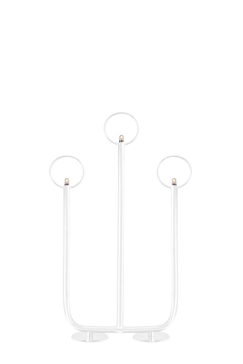 Natale Blanc De Globen Lighting - Ce bougeoir de l'Avent classique et élégant est un détail auquel vous reviendrez année après année à mesure que les parfums de safran, de cannelle et de sapin approchent.