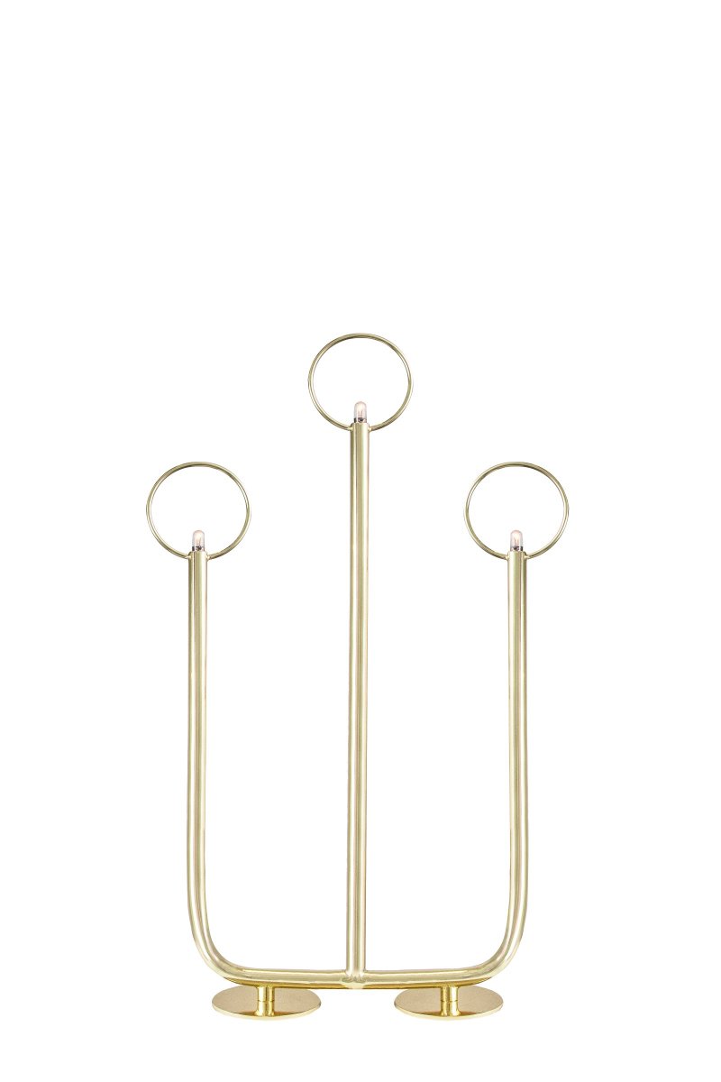 Natale Laiton De Globen Lighting - Ce bougeoir de l'Avent classique et élégant est un détail auquel vous reviendrez année après année à mesure que les parfums de safran, de cannelle et de sapin approchent.