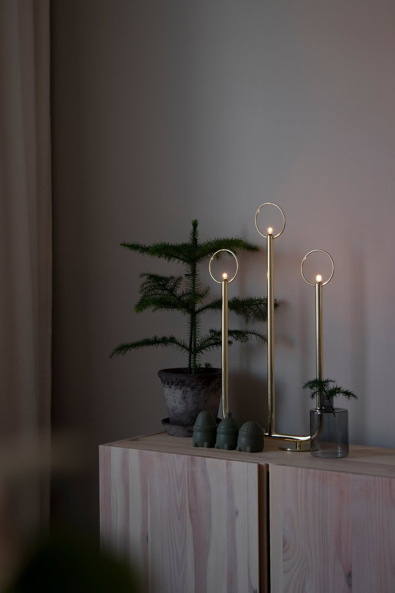 Natale Laiton De Globen Lighting - Ce bougeoir de l'Avent classique et élégant est un détail auquel vous reviendrez année après année à mesure que les parfums de safran, de cannelle et de sapin approchent.
