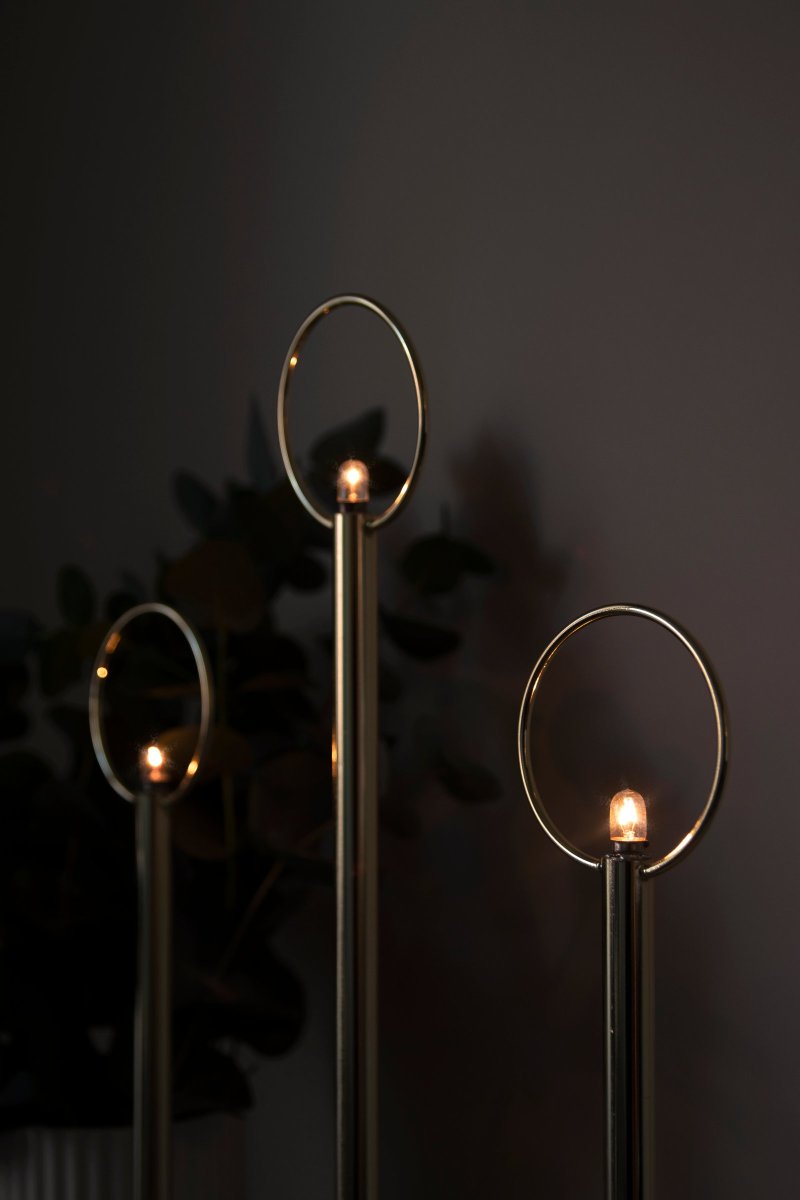Natale Laiton De Globen Lighting - Ce bougeoir de l'Avent classique et élégant est un détail auquel vous reviendrez année après année à mesure que les parfums de safran, de cannelle et de sapin approchent.