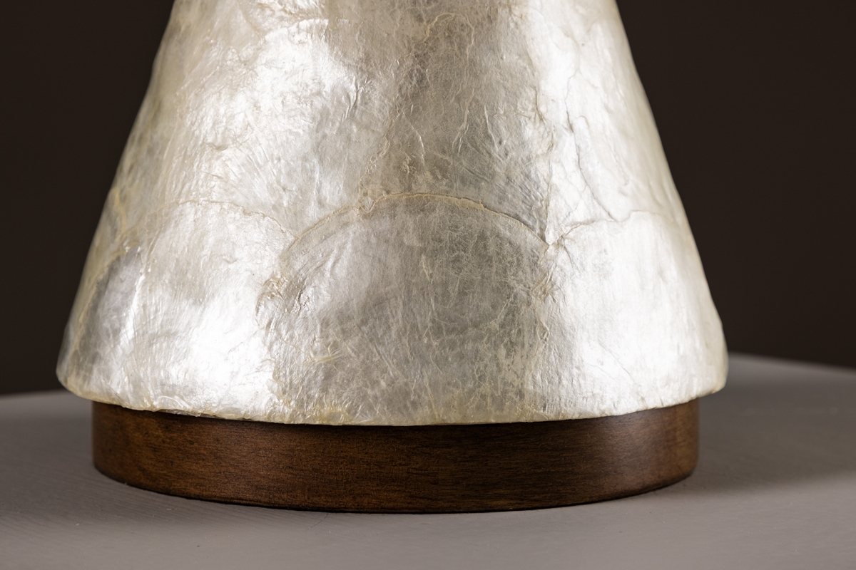 Donsö 55cm Beige lampe de table De Venture Design - Que vous le placiez dans le salon, sur la table de chevet ou dans le couloir, Dons&ouml; sera un d&eacute;tail accrocheur qui mettra en valeur toute la pi&egrave;ce.