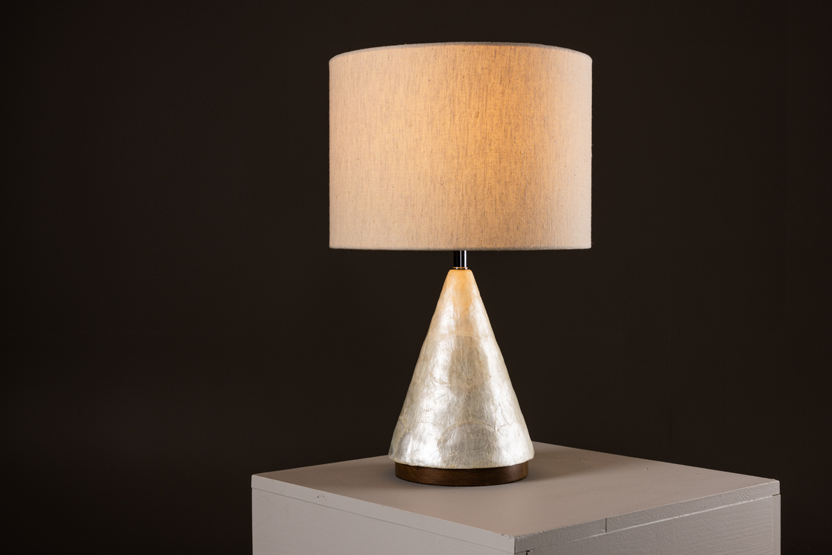 Donsö 55cm Beige lampe de table De Venture Design - Que vous le placiez dans le salon, sur la table de chevet ou dans le couloir, Dons&ouml; sera un d&eacute;tail accrocheur qui mettra en valeur toute la pi&egrave;ce.