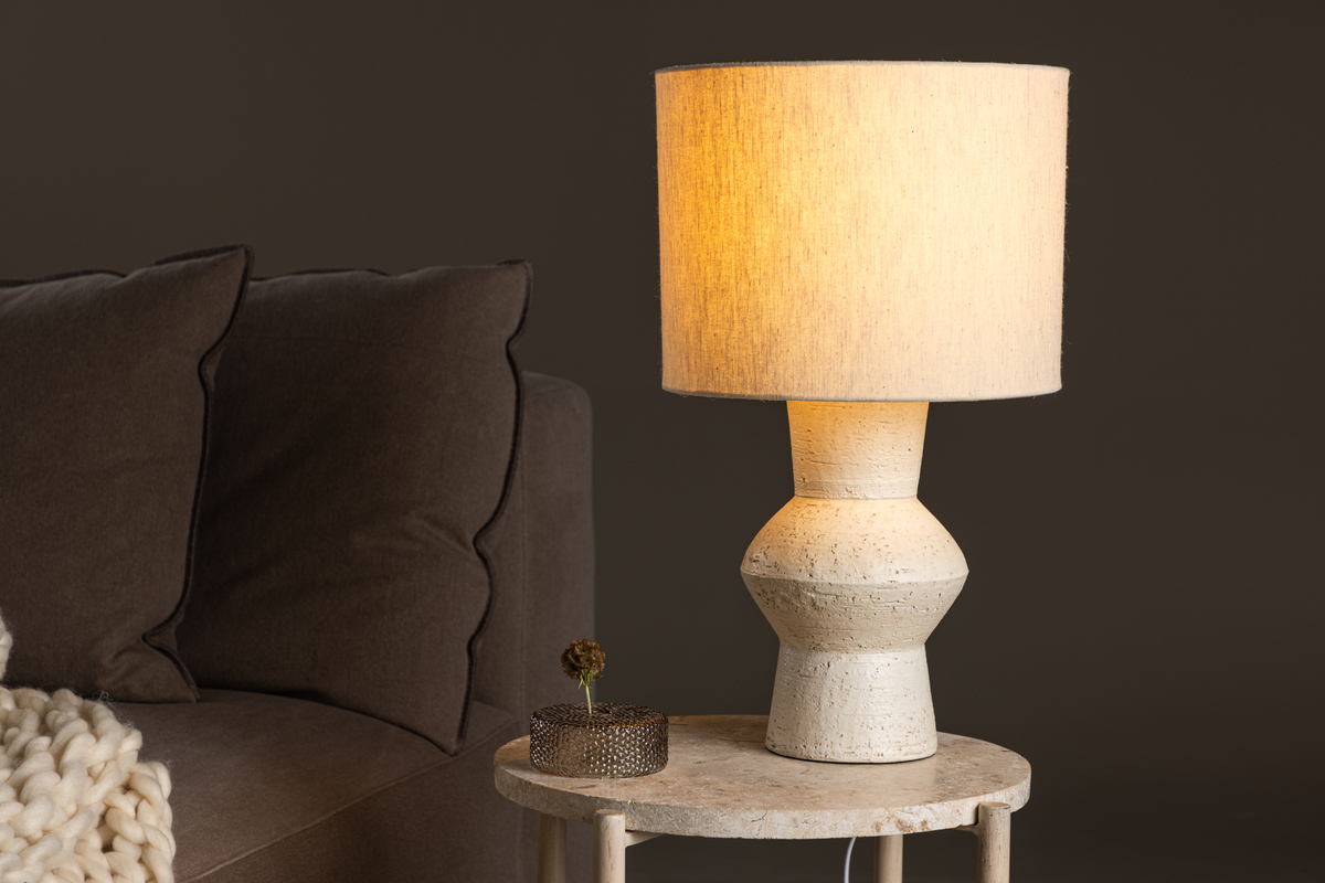 Valön 52cm Blanc ivoire lampe de table De Venture Design - Ajoutez une touche d'&eacute;l&eacute;gance &agrave; votre int&eacute;rieur avec la lampe de table Val&ouml;n, une belle lampe qui illuminera votre pi&egrave;ce avec style.